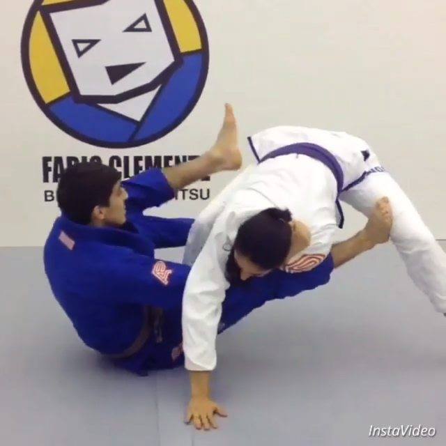 Variação do triângulo partindo da guarda Delariva
Variation of the triangle from guard guard