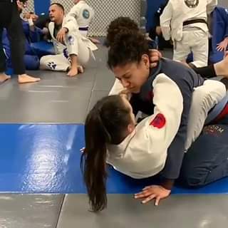 Variação do Ezequiel, utilizando a lapela do adversário, de @daniellekellybjj
 -