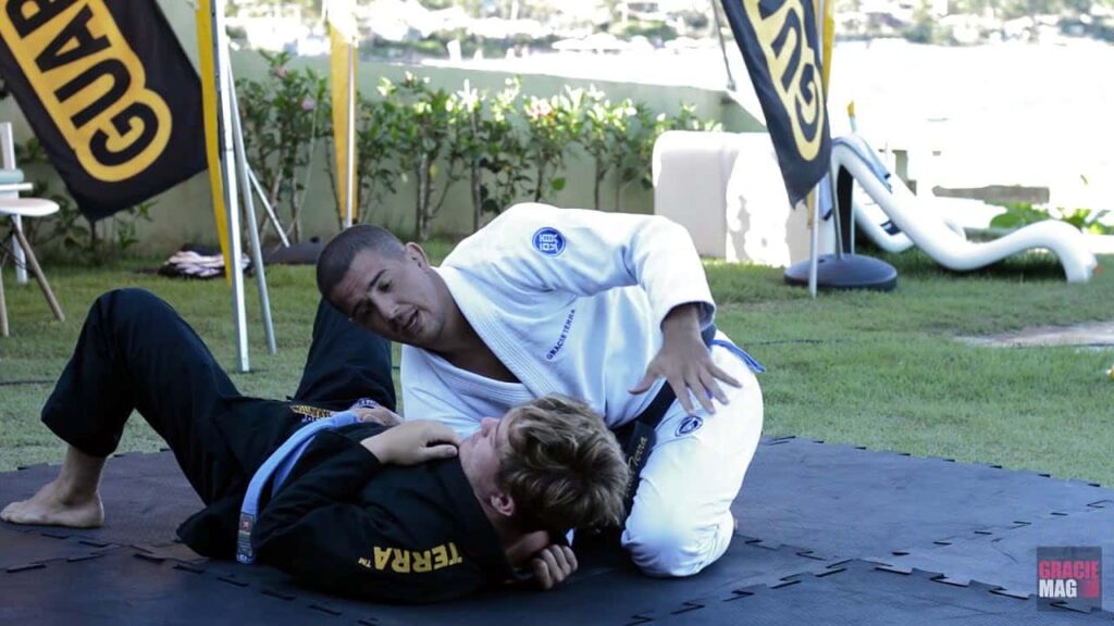 Vitor Terra ensina finta na gola com armlock no Jiu-Jitsu