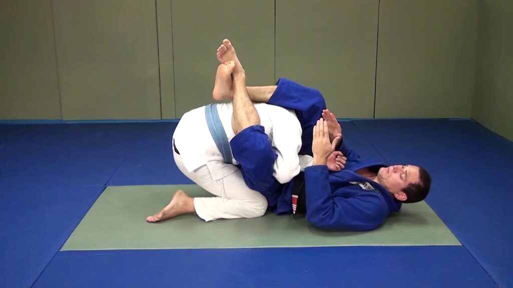 Você cruza as pernas quando vai fazer um armlock? Não faça mais isso!