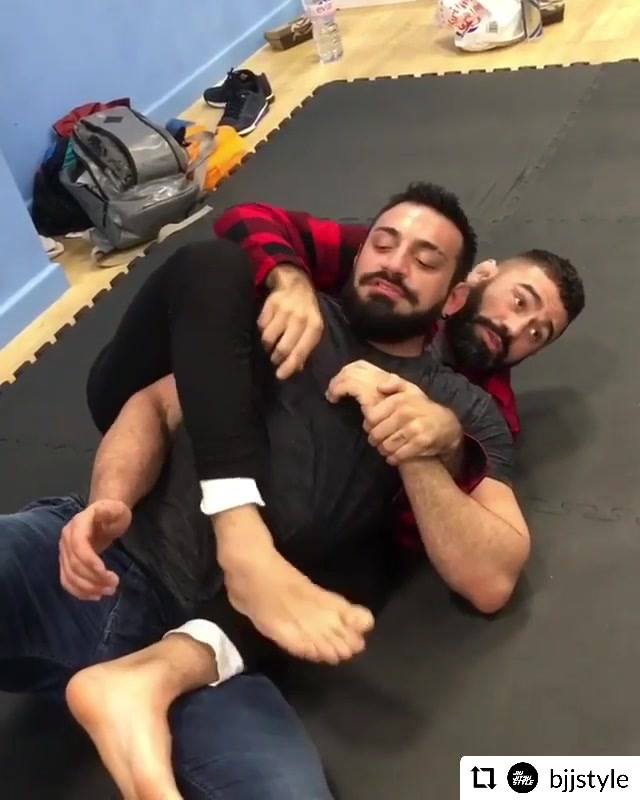 Wagner Rocha shows his smothering set up from the back.
 @bjjstyle