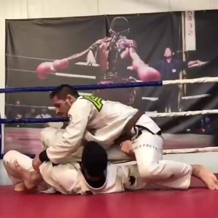 What do you think about this One leg X pass to Omoplata? credit @tomeralroy @luc...
