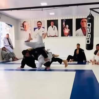 What is everyone's OPINION on this Throw isn't something you should avoiding wen you get THROWN ?? Look at the Whit Gi right arm wen he is touching th...