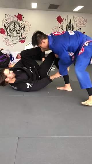 Who would like a video explaining how I hit my knee bar from spider guard? Details + what to do & what NOT to do + a lapel variation?? 
Hyperfly A...