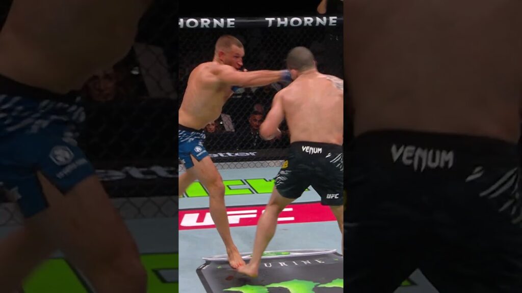 these knees from de Ridder were NASTY 🤕 #UFCVancouver